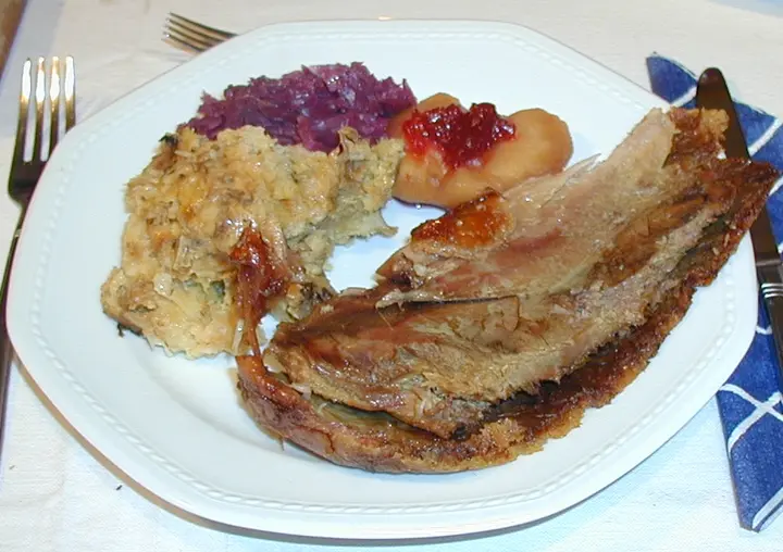 Gebratene Gans mit Semmelfülle