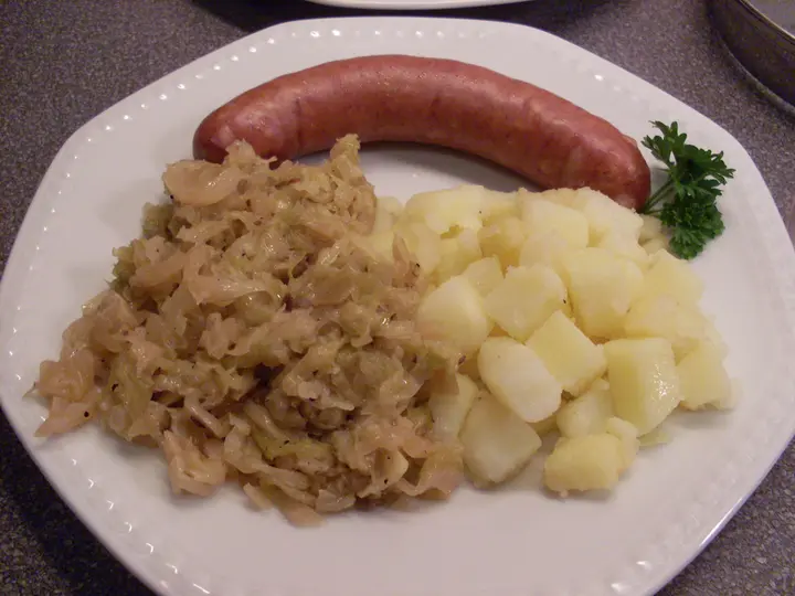 Gedünstetes Weißkraut mit Käsekrainer und Erdäpfel