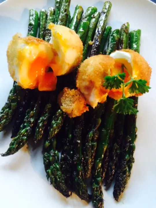 Gegrillter Spargel mit gebackenen Ei