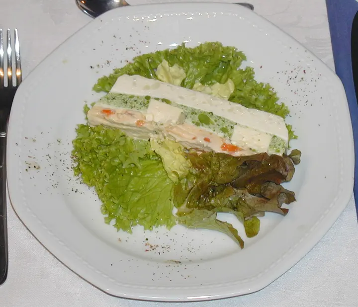 Gemüseterrine mit Schafkäsekern