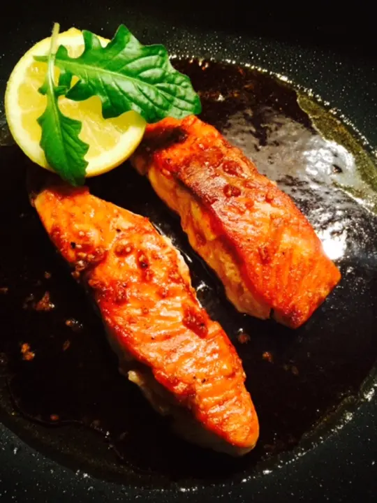 Glasierter Lachs mit Honig und Sojasauce