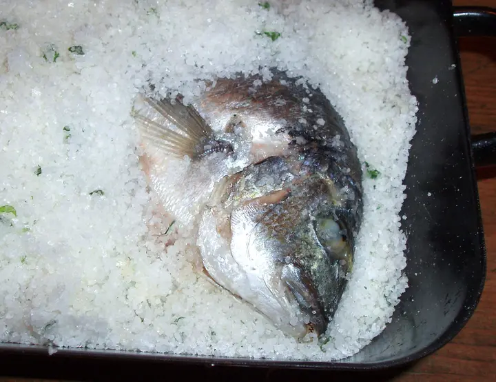 Goldbrasse in der Salzkruste