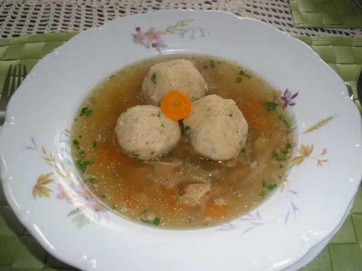 Kräftige Hühnersuppe mit Bröselknöderl