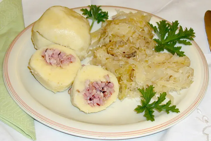 Hascheeknödel (Fleischknödel) mit Sauerkraut