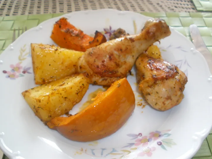 Bunte Hendlpfanne mit Kürbis und Kartoffeln