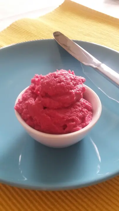 Rote Rüben Hummus mit Kren