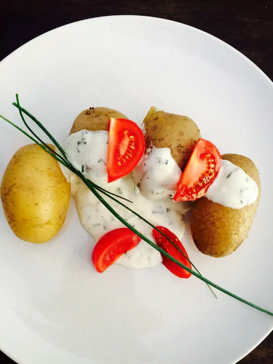 Pellkartoffel mit Schnittlauch-Dipp 