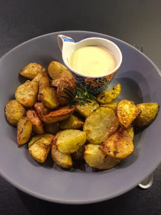 Bratkartoffeln mit Knoblauchmayonnaise 