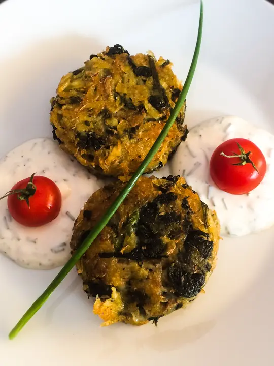 Erdäpfel- Spinat Laibchen mit Schnittlauchdip