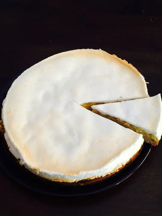 Rhabarber Torte unter der Baiserhaube