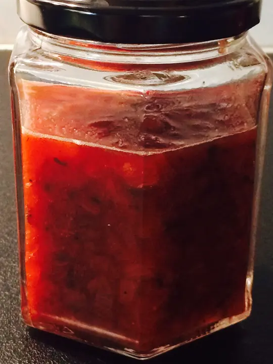 Pikantes Erdbeer-Rhabarber Chutney