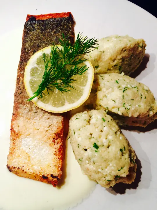 Dill-Topfennockerl auf Käse-Sahne Sauce 
