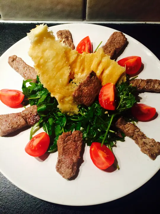 Rinderfilet+Rucola+Parmesanchips