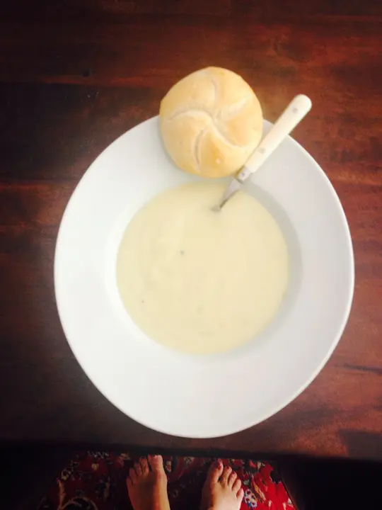 Karfiolcremesuppe mit Weißgebäck