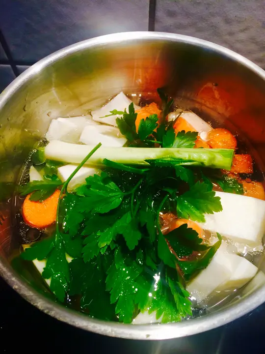 Selbstgemachter Gemüsefond