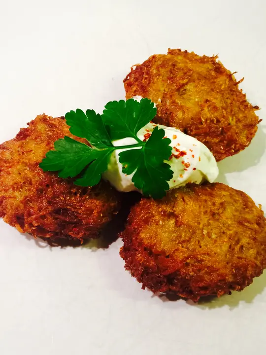 10 Minuten Gemüselaibchen mit Sauerrahm-Dipp