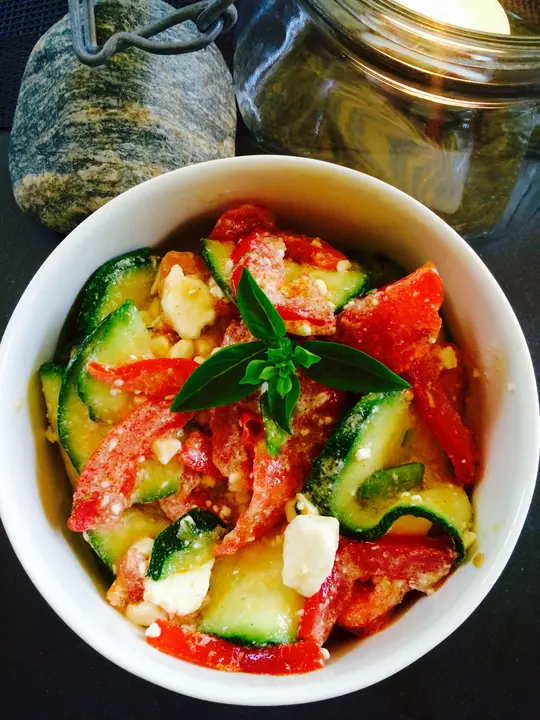 Zucchini- Tomaten Salat mit Feta 