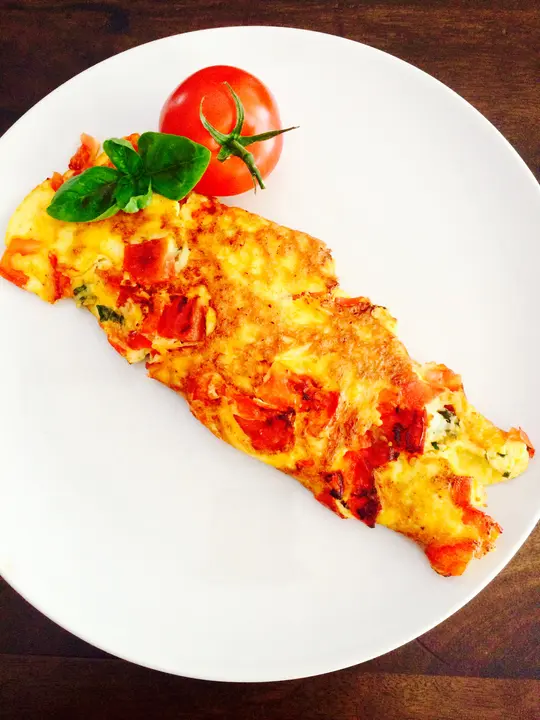 Omelett mit Tomaten und Basilikum 