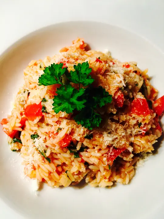 Reis mit frischen Kräutern und Tomaten 