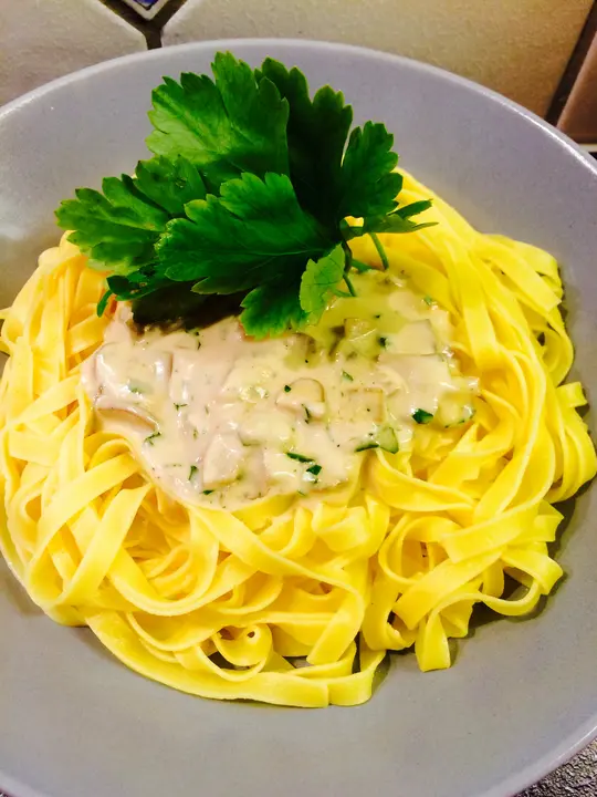 Nudeln mit Champignon-Rahm Sauce 