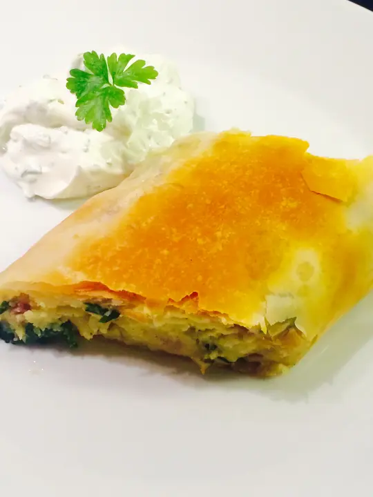Erdäpfel Strudel mit Petersilien Dip 