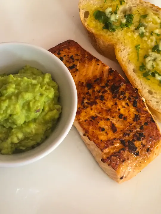 Gegrillter Lachs mit Knoblauchbrot