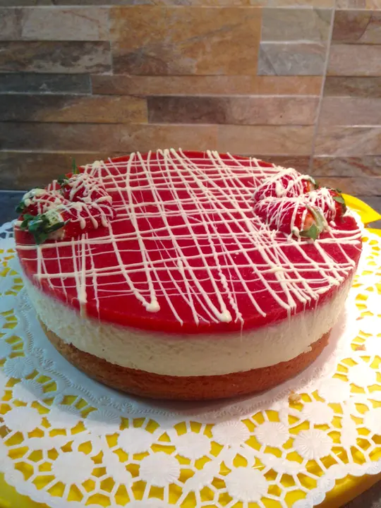 Topfentorte mit Erdbeerspiegel