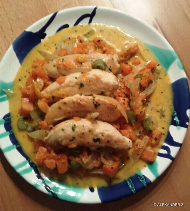 Hühnerfiletspitzen auf Kürbisgemüse