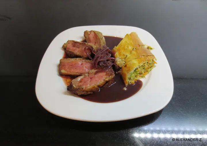 Entenbrust in Zwiebel-Rotweinsoße