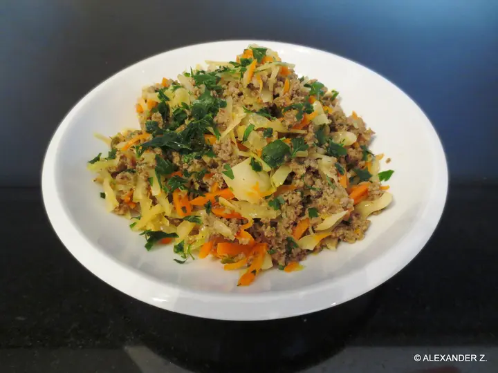 Weißkraut-Gemüsepfanne mit Faschiertem