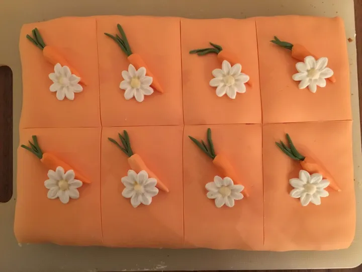 Frühlingsbiskuitkuchen