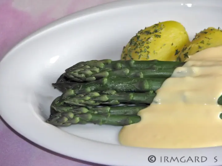 Grünspargel mit Sauce hollandaise
