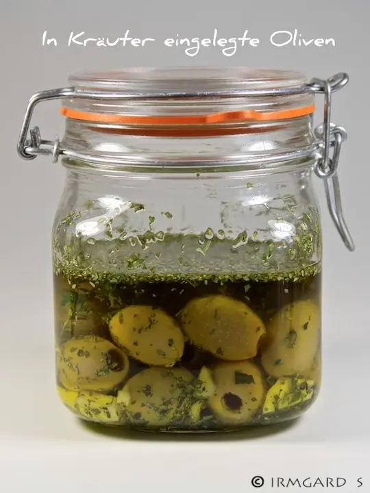 In Kräuter eingelegte Oliven