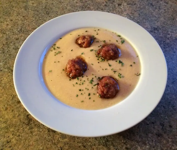 Karfiolcremesuppe mit Hackfleischbällchen
