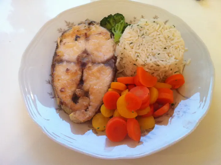 Schwertfischfilet mit gemischtem Gemüse und Reis