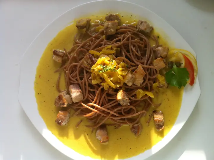 Safransauce mit Lachs und Spagetti