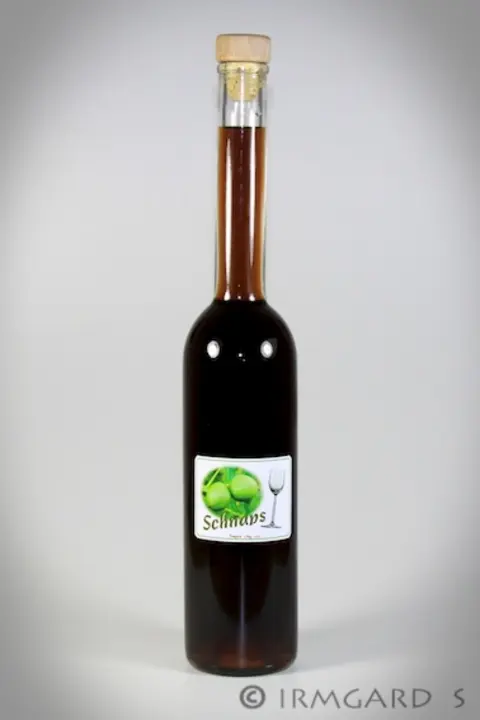 Schnaps aus grünen Nüssen