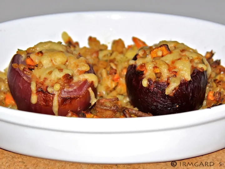 Gefüllte rote Zwiebeln