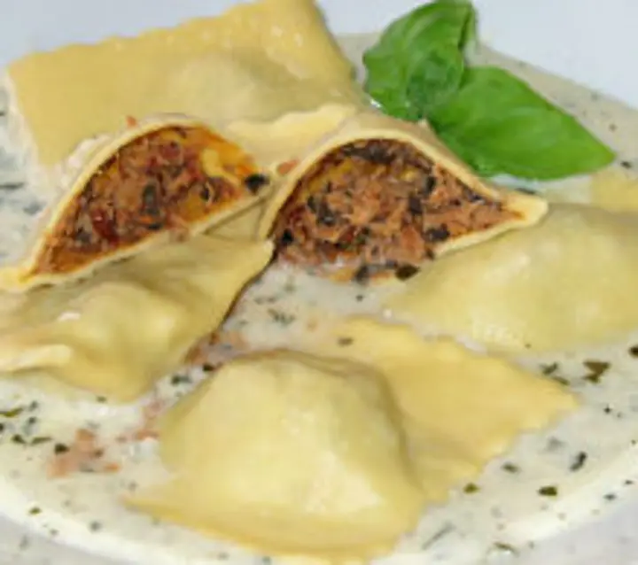 Thunfisch-Ravioli mit mediterraner Rahmsauce