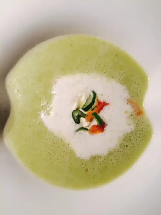 Jungzwiebel-Suppe mit Lachs