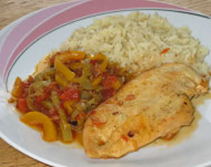 Hühnerbrust auf Paprika-Tomaten-Gemüse