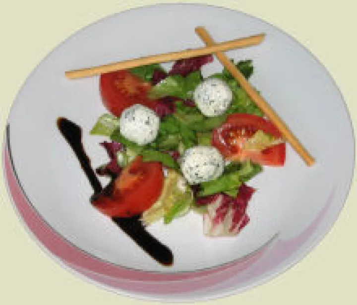 Salat mit Joghurtbällchen