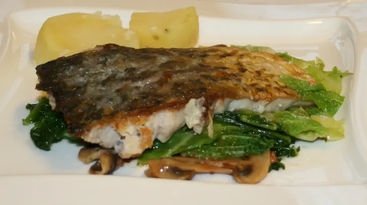 Karpfenfilet auf Kohlgemüse