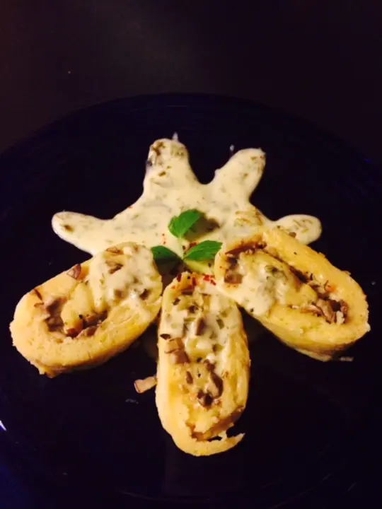 Kartoffel-Pilz Roulade mit Kräutersauce