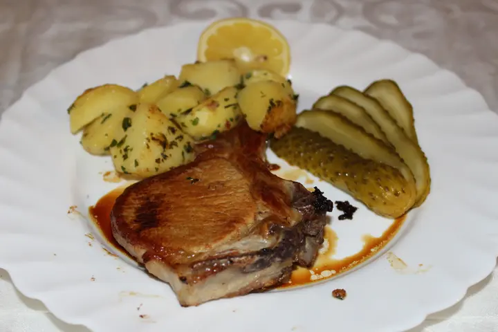 Schweinskottelet mit Petersilkartoffeln