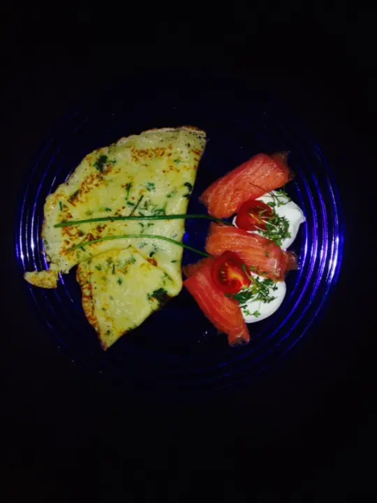 Kräuterpalatschinken mit Sauerrahmdip und Räucherlachs