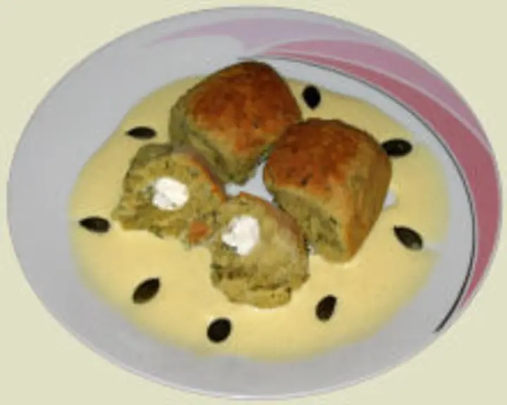 Kürbiskernbuchteln mit Schafkäsefülle und Knoblauchsabayon