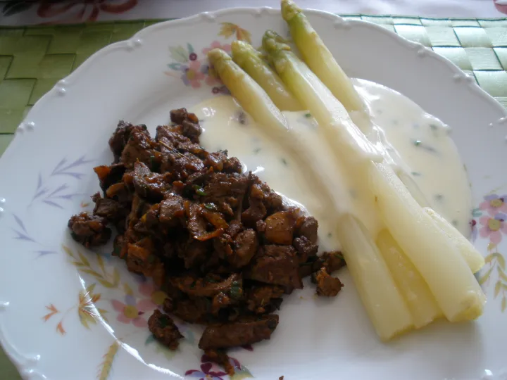Gebratene Leber mit Spargel