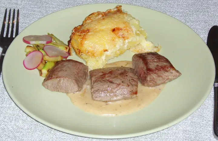 Lammfilet mit Schalottensauce und Erdäpfelgratin