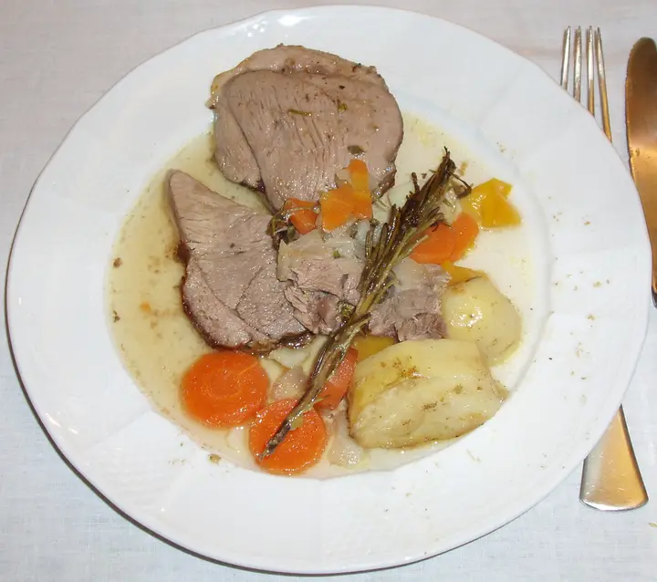 Lammschlögel mit Gemüse